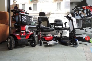 Esposizione-scooter-elettrici-per-anziani-e-disabili-nella-rinnovata-e-ampliata-sede-di-Corso-Vercelli-a-Torino